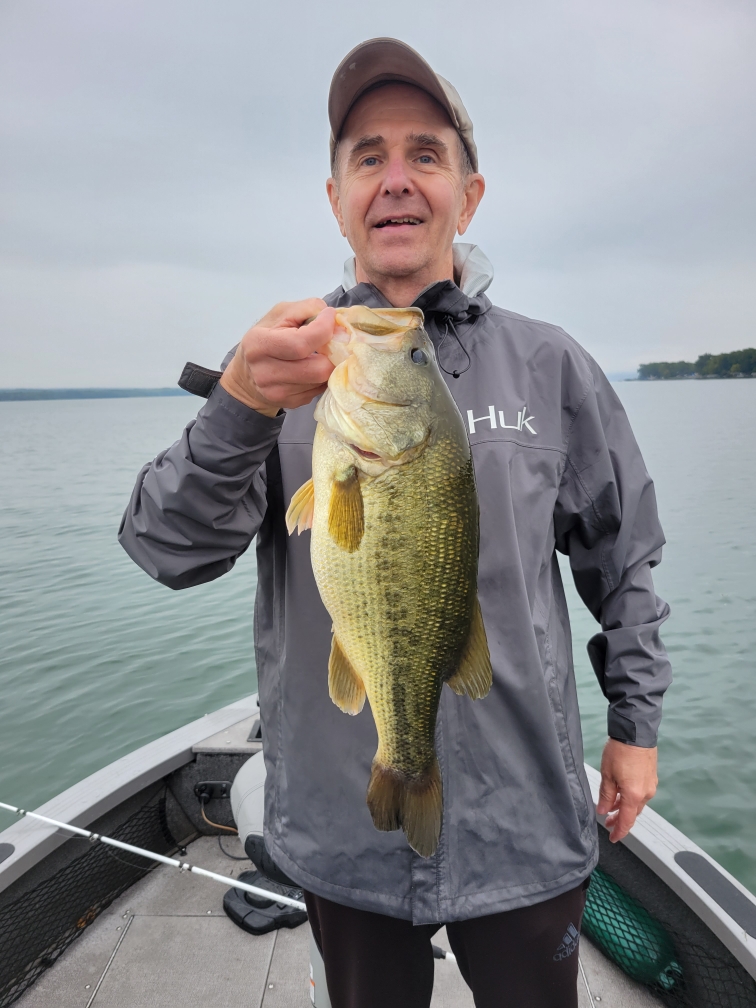 Eduardo Tanguma, Catching fish with one hand 🤪🤙🏻 #largemouth  #bassfishing #fishing #fishingdaily #largemouthbassfishing #fishinglife